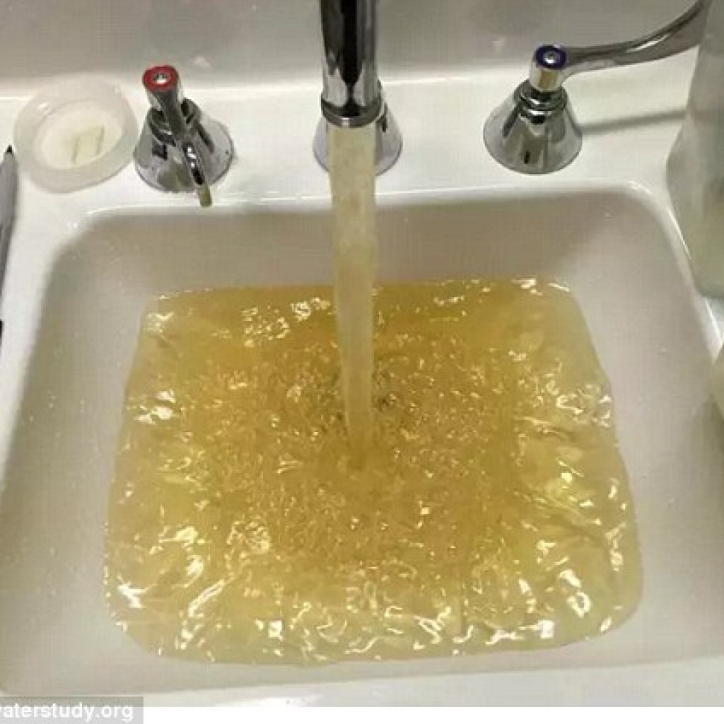 Mesmo a água da torneira no hospital de Flint, que deveria ser uma áera estéril, é contaminada e suja.